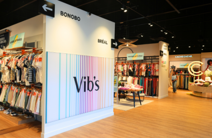 Un espace retail multimarque pensé pour la fluidité L’intervention d’Initium a consisté à transformer une cellule commerciale disponible en un vaste magasin multimarque. L’aménagement a été conçu pour mettre en valeur chaque identité, tout en préservant une cohérence globale dans la circulation et dans l’expérience client.